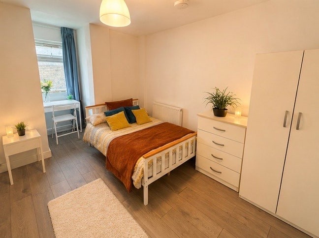🏡 Bright Double Room Available in the Heart of SW8 Main Photo