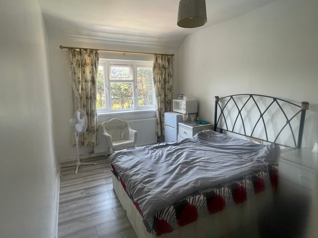 Furnished spacious room with family environment. Main Photo