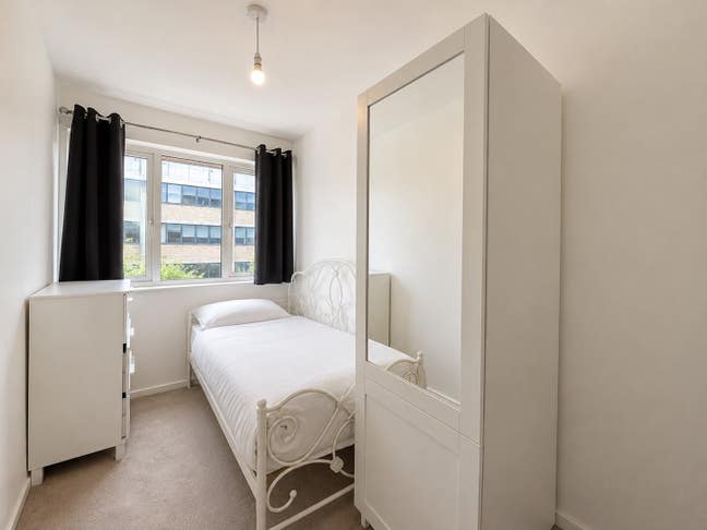 1 Room Left- Bills Included - Close to Whitechapel Main Photo