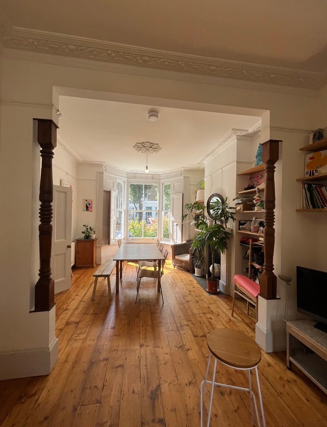 Quiet and lovely room in creative household Main Photo