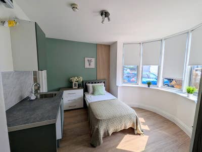 Renovated Single En-Suite Rooms (Benefits welcome) Main Photo