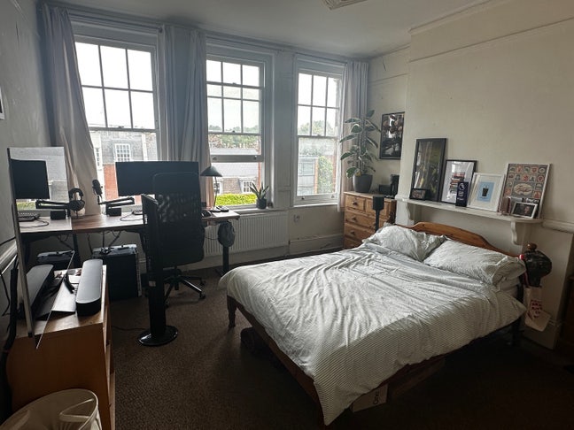 Large Double Room located on Holloway Road Main Photo