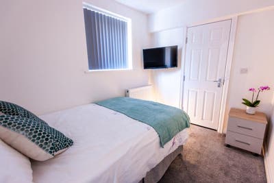 Only 4 Sharing*Ensuite*TV*Nr Stoke Hosp*Min 3 mth  Main Photo