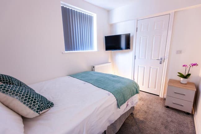 Only 4 Sharing*Ensuite*TV*Nr Stoke Hosp*Min 3 mth  Main Photo