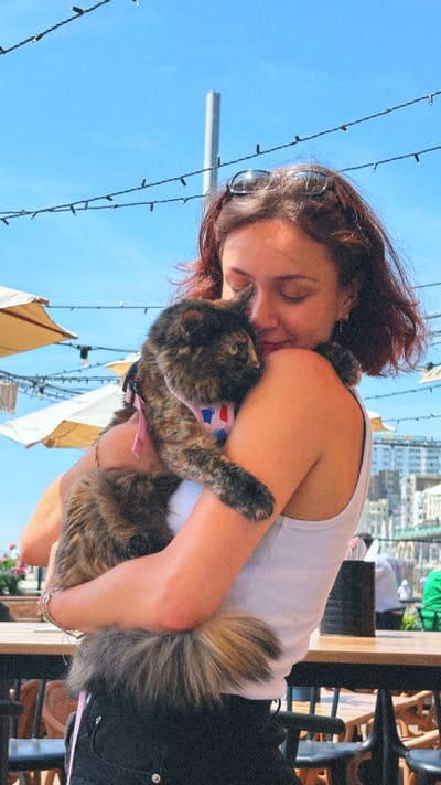 Hello  Im a 27 year old senior bartender in a... Main Photo
