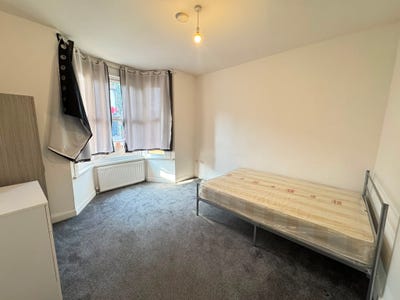 4 Stunning Modern Bedrooms Located in Grays RM17 Main Photo