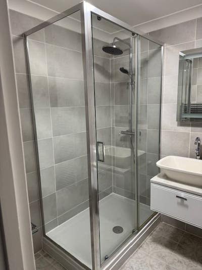 Bright Double Room | Live‑In Landlord & Parking Main Photo