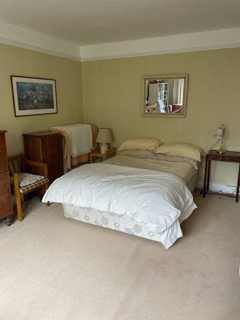 Low cost accommodation in Epsom, Surrey KT17 Main Photo