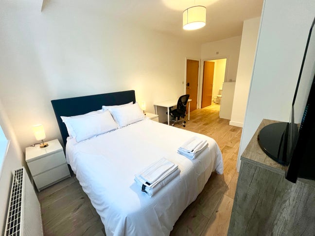 Beautiful Double rooms en-suite 2 min Central Line Main Photo