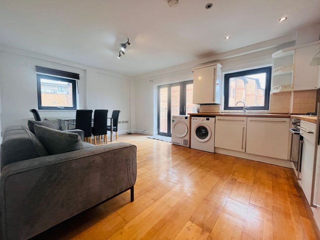 2 Bedroom 1 Bathroom Flat Available  Main Photo