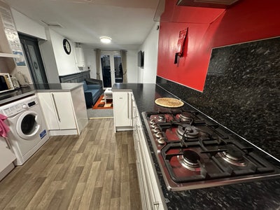 A double bedroom near by the train station  Main Photo
