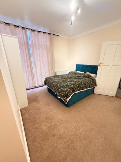 A double modern bedroom available Main Photo