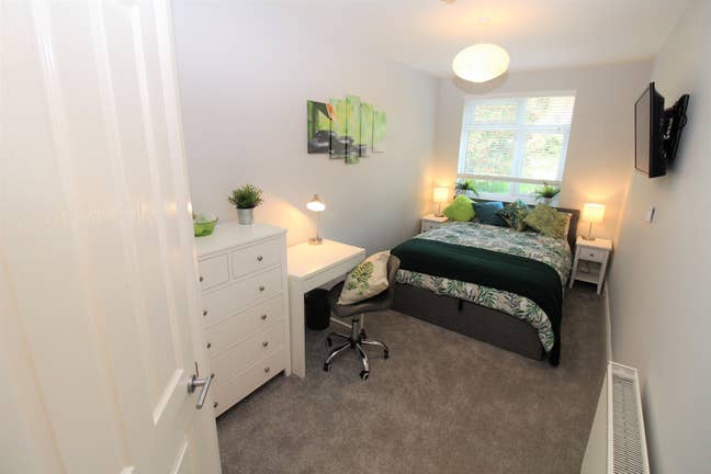 Large en-suite room in detached house with drive Main Photo