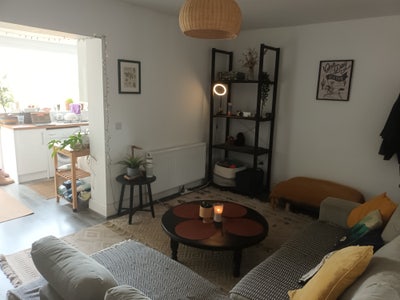 Large Double Room Available – Quiet House Next to  Main Photo