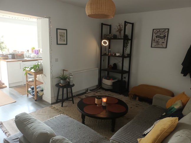Large Double Room Available – Quiet House Next to  Main Photo