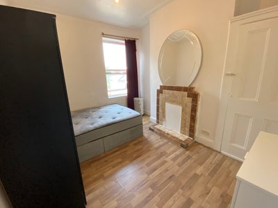 Double Room Quiet Flat Juibilee Line 2 mins away Main Photo