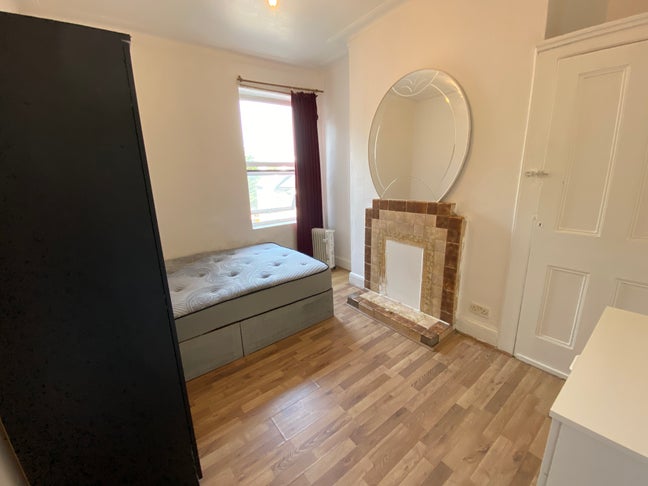 Double Room Quiet Flat Juibilee Line 2 mins away Main Photo