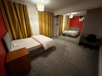 A double bedroom house near by the train station  Main Photo