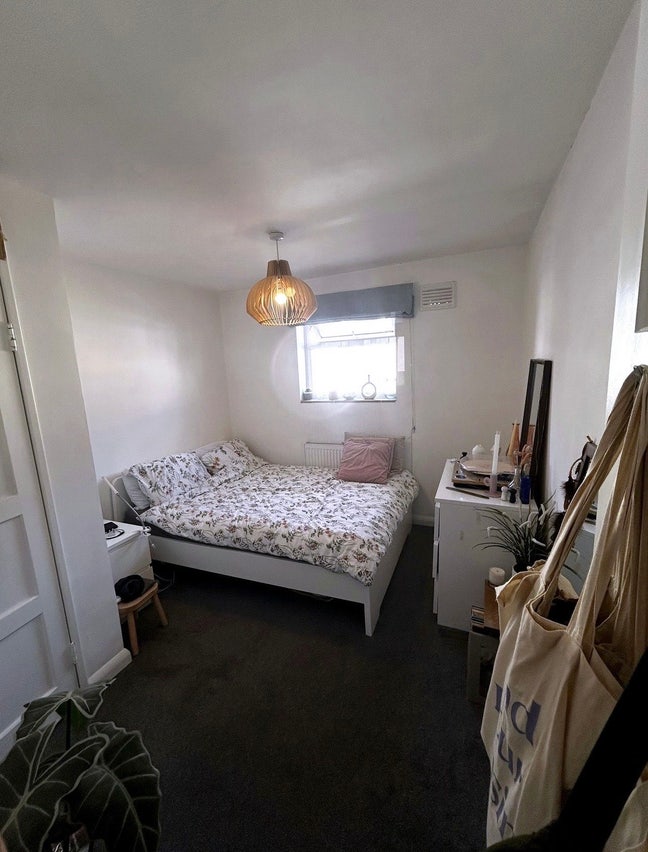 Double bedroom in huge 3 bed in Kensal Green  Main Photo