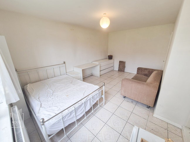 Spacious Room To Rent On Highbury New Park, N5. Main Photo