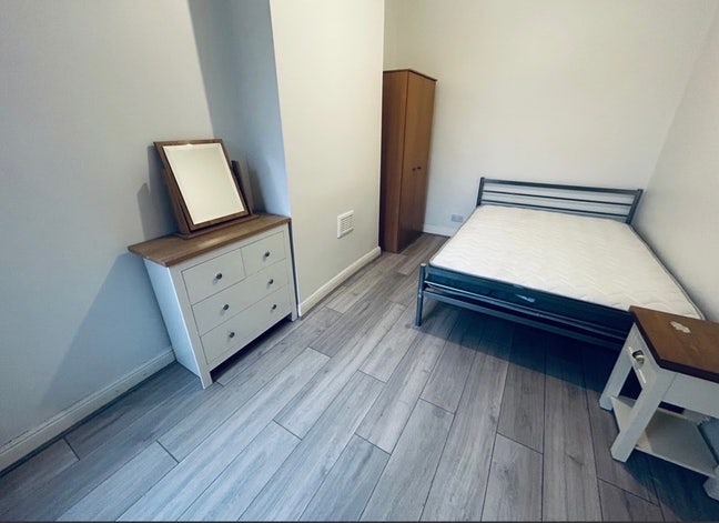 Modern 4-Bed House _ |All Bills Included  Main Photo