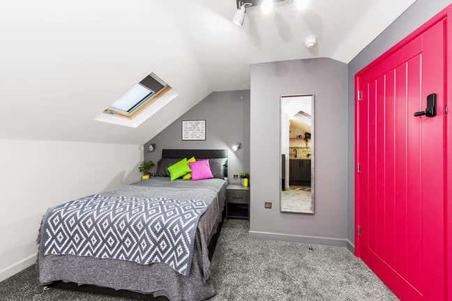 ** LARGE Modern Luxury En Suite - No Bills To Pay! Main Photo