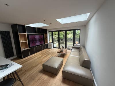 Modern Flat with Garden (room) Main Photo