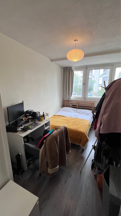 Lovely light room in Bethnal Green needs you! Main Photo