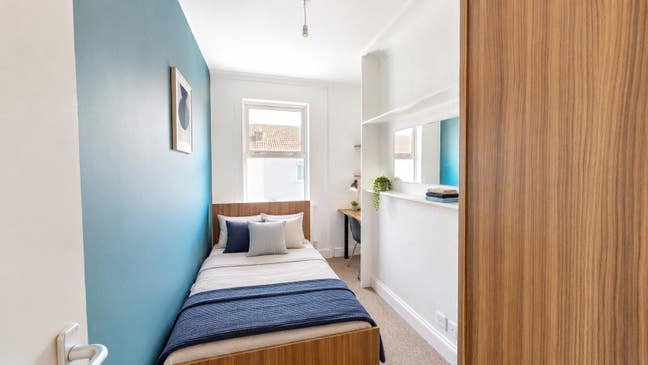1 room available in student property  Main Photo