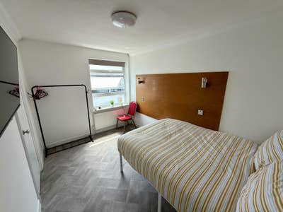 Double bed room, 5 minutes away from beach Main Photo