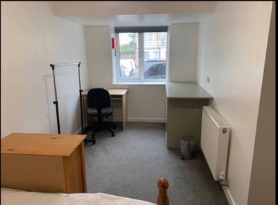 Large room available in popular location Main Photo