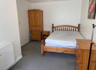 Large room available in popular location Main Photo