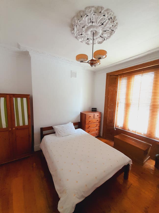 Bright Double Bedroom some Bills Included Main Photo