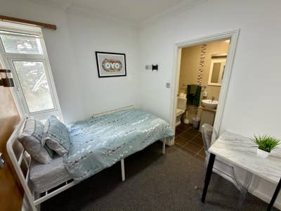  Single bed room, 5 minutes away from beach  Main Photo
