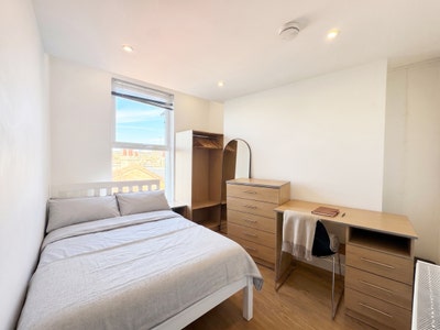 A stunning 5 bedroom 2 bathroom maisonette in N7 Main Photo