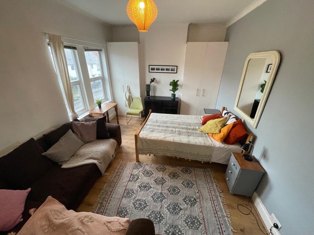 Gorgeous enormous room In a 3 bed house  Main Photo