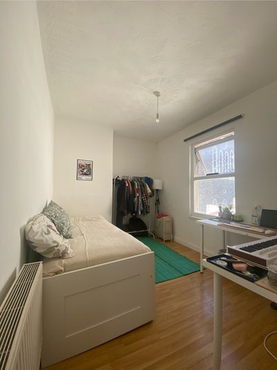 Light Double Room, Well Connected to Town Main Photo