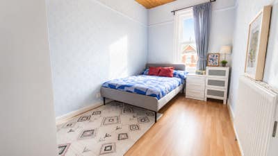Professional house share in huge house Main Photo