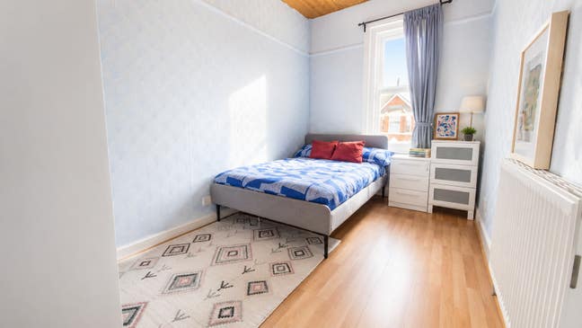 Professional house share in huge house Main Photo