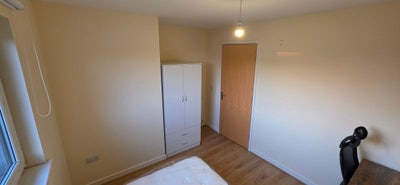 Bright Double Room with Private Bathroom Main Photo