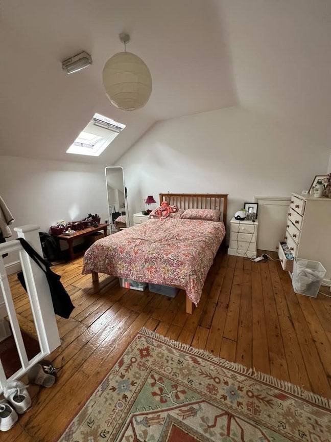 En-suite room to rent Main Photo