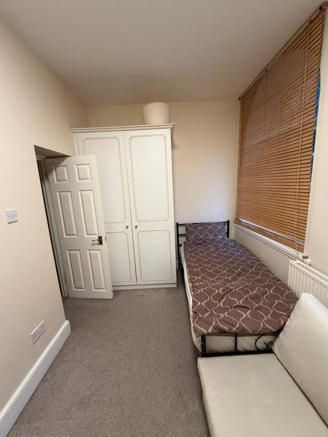 Bright Furnished Room near Hanwell Station Main Photo