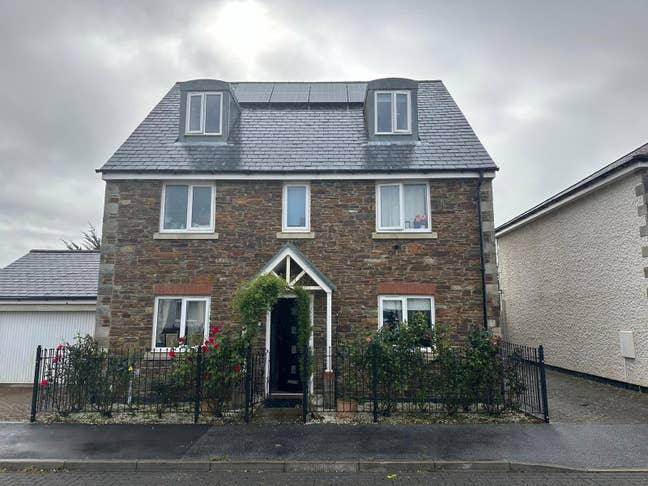 One double bedroom available Main Photo