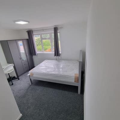 Room available in a newly renovated property Main Photo