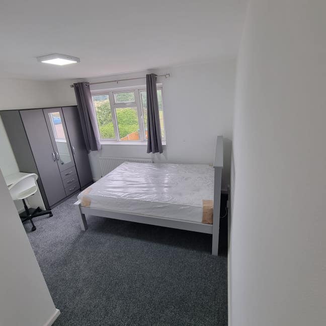 Room available in a newly renovated property Main Photo