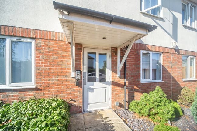 Spare Room for rent Main Photo