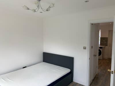 Private Studio-Style Lodger Room, RM6 Main Photo