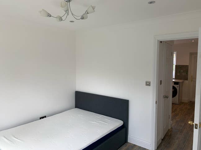 Private Studio-Style Lodger Room, RM6 Main Photo