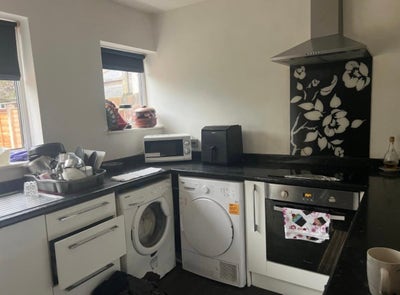 Room for rent in B33 Main Photo