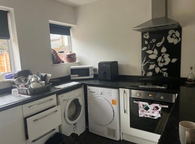 Room for rent in B33 Main Photo